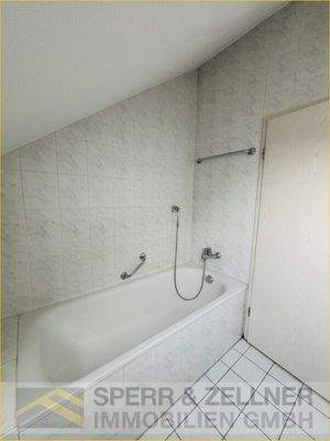 Bad mit Wanne und Fenster