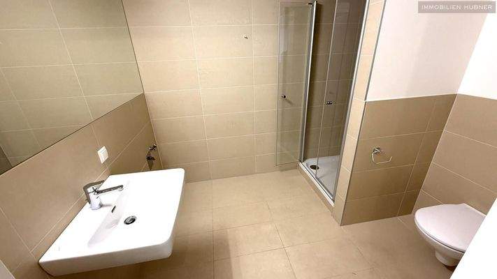 Bad mit Dusche und WC