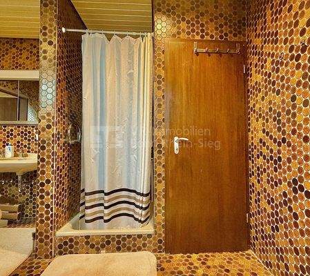 Badezimmer mit Duschkabine 