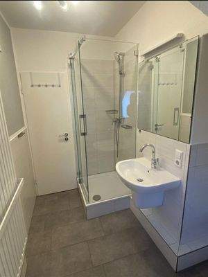 MFH OG rechts Tageslichtbad mit Dusche