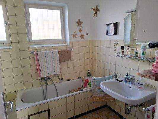 Tageslichtbad mit Wanne und Dusche, EG.jpg