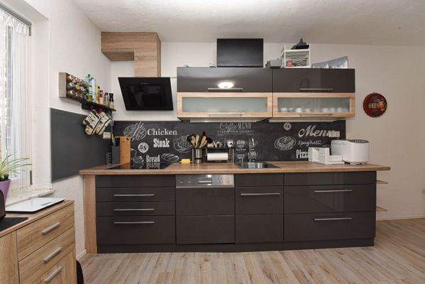 moderne, neuwertige Einbauküche 