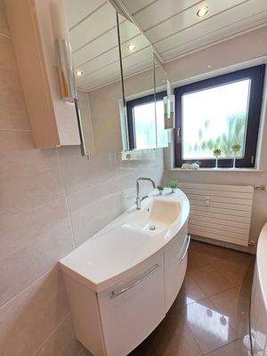 1. OG Tageslichtbad mit Badewanne & Dusche (2) #113200