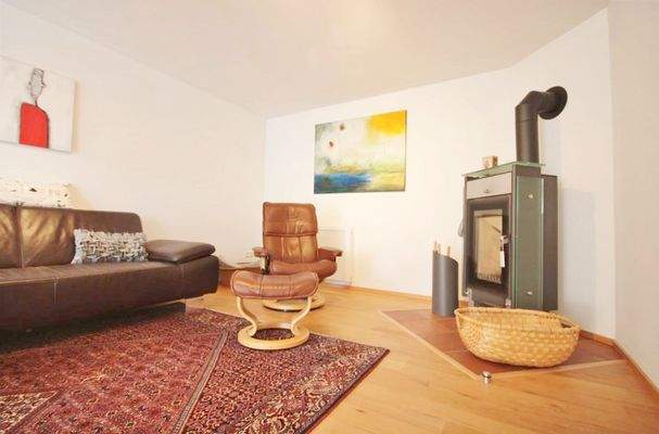 Wohnzimmer mit Holzofen - Whg.-Nr. 1 (1.OG)