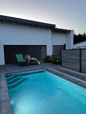Pool bei Nacht