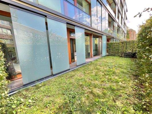 Gartenfläche und zusätzlicher Kinderspielplatz