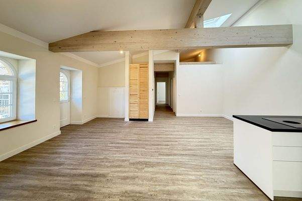 Wohn-/Esszimmer mit offener Küche