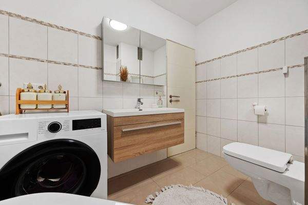 1.OG | Bad mit Duschwanne, Toilette und Waschmaschinenanschluß