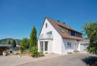 Zufahrt zum Haus und der Doppelgarage