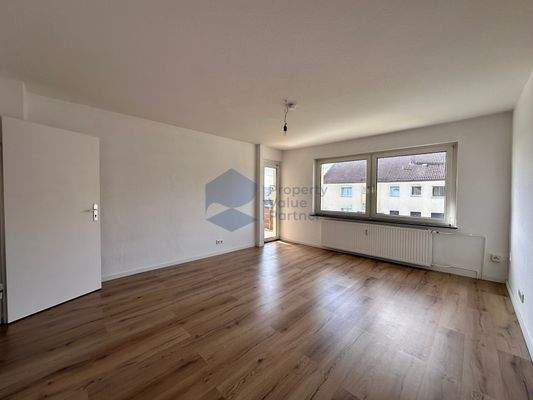 Wohnzimmer mit Balkonzugang (1)