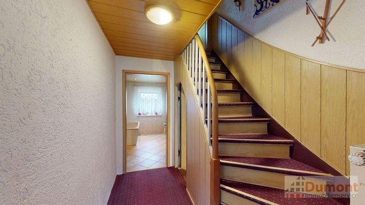 Flur EG und Treppenaufgang