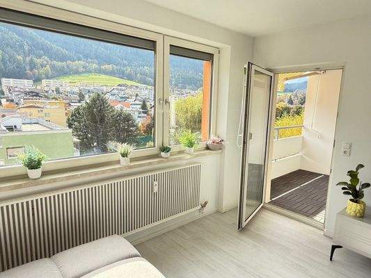 Wohnzimmer mit Loggiazugang