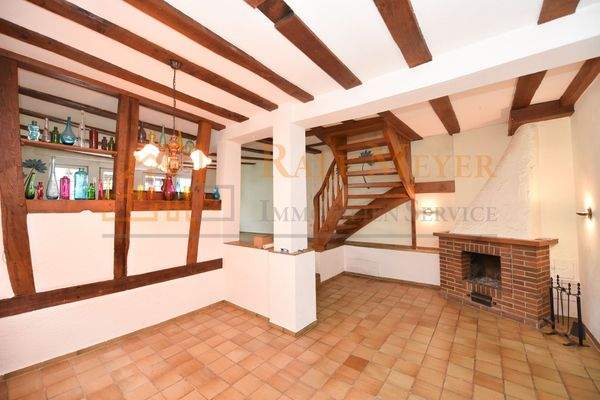 offener Wohn-Essbereich mit Kamin