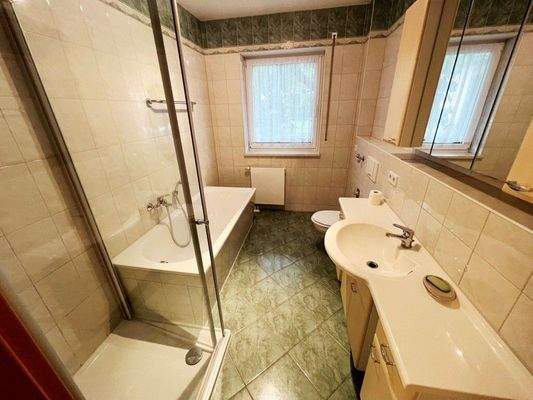 Tageslichtbad mit Dusche und Badewanne