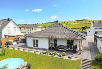 Rückansicht mit Garten und Terrasse