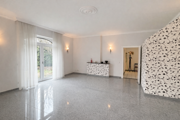 ...mit Blick zum Eintritt in das Haupthaus