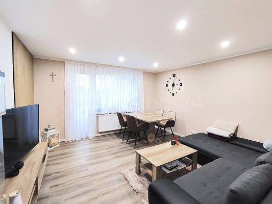 WOHNZIMMER MIT ZUGANG ZUM BALKON