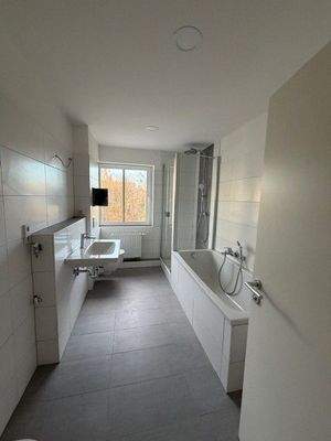 frisch saniertes Tageslichtbad mit Wanne und Dusche