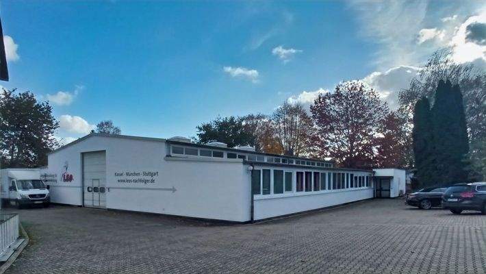 Halle mit Bürotrakt und Freifläche