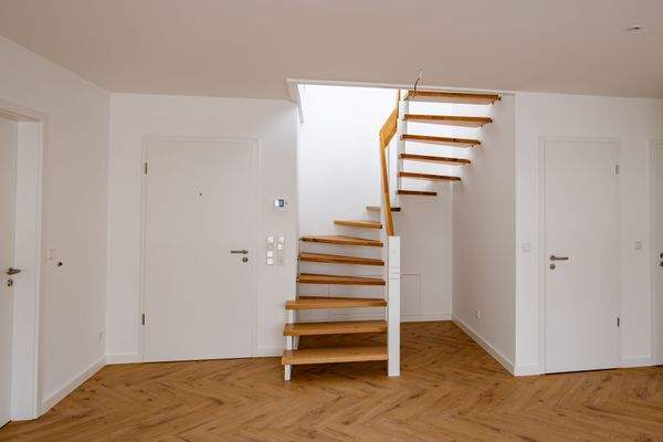 Flur und Treppe zum Wohnzimmer und Dachterrasse