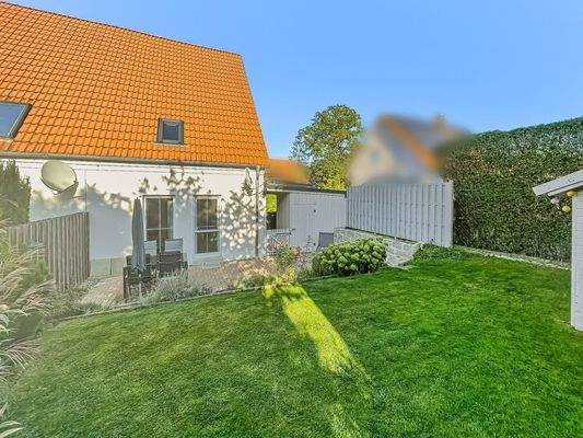 Garten mit Blick auf Haus