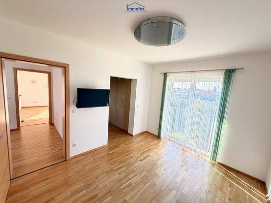 Schlafzimmer mit Schrankraum