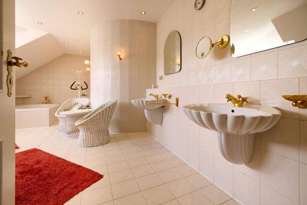 hochwertige Keramiken zieren das Bad on Suite im Obergeschoss 