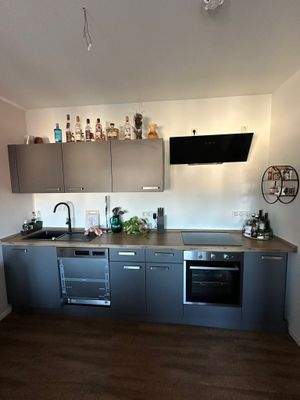 Der Vormieter möchte bei Interesse seine Küche inkl. Geräte (ohne Geschirrspüler) für 1.400 € verkaufen