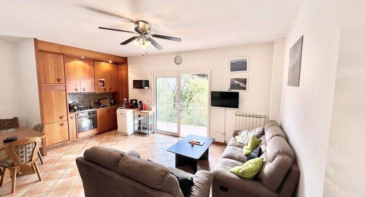 Heller Wohn-/Essbereich mit Zugang zumSonnenbalkon