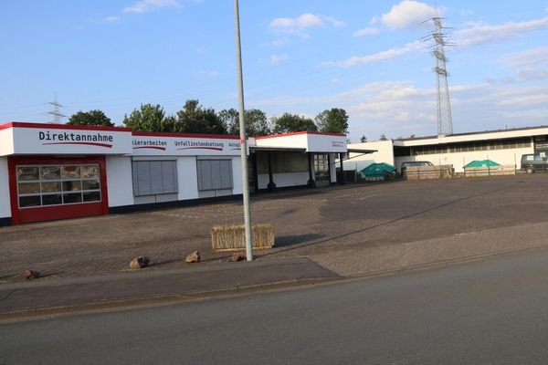 Aussenansicht mit Parkplatz