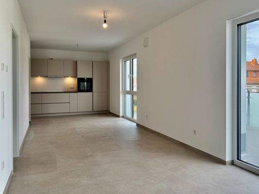 Wohn- / Ess- / Küchenbereich mit Zugang zum Balkon