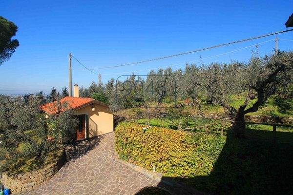 Charaktervolle Villa mit Gästehaus inmitten der toskanischen Natur