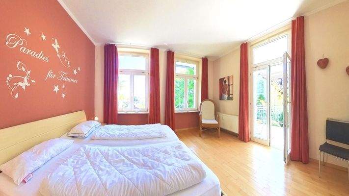 Schlafzimmer, Zugang zur Lodgia mit südlichem Gartenblick