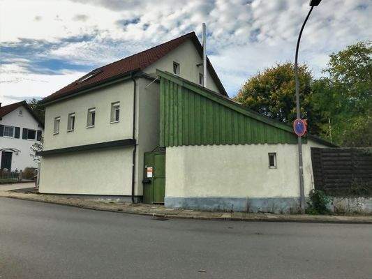 Haus mit Nebengebäude