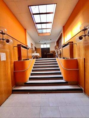 Eingang großer Saal mit Garderobe 