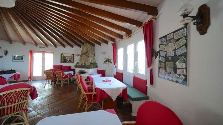 Gästebereich mit Kamin