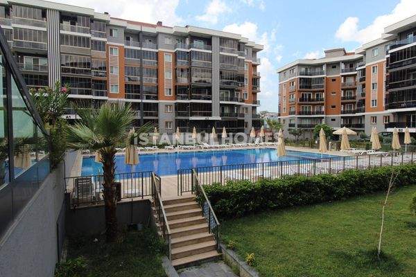 2-Bedroom Flat in a Complex with Pool and Gym in İstanbul Silivri