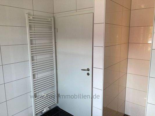 ...ebenerdiger Dusche, Handtuchtrockner...