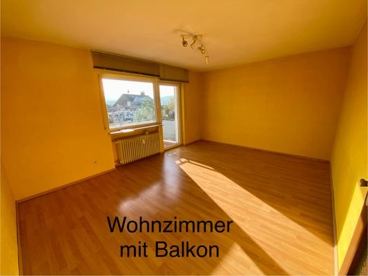 Wohnzimmer mit Balkon