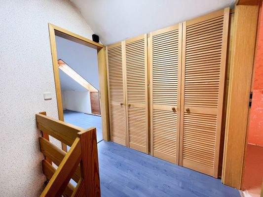 OG Flur mit praktischem Einbauschrank.jpg