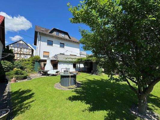 Hausansicht aus Gartenperspektive