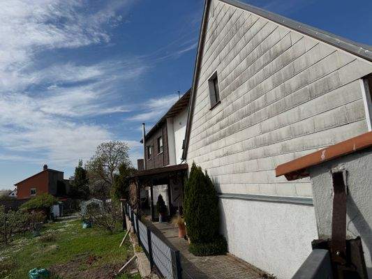 Zugang Haus I links Nachbargrundstück