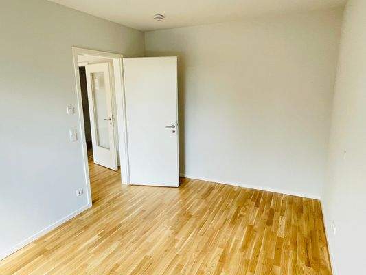 Helles Zimmer mit Holzboden