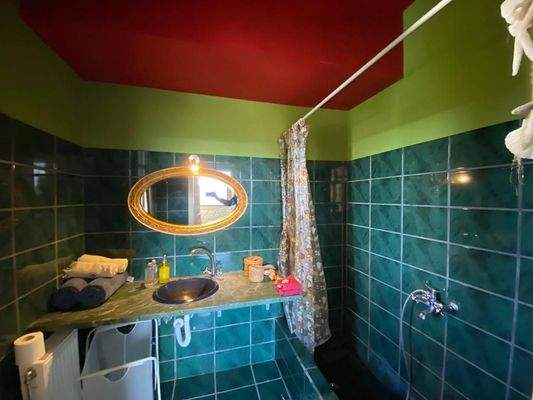 2 komplett ausgestattete Steinvillen mit schönen Gärten und 3 zusätzlichen Baurechten