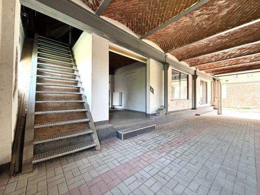 Büroseite mit Treppe zum Dachgeschoss