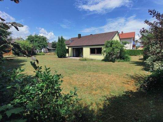 Außenansicht mit großem Garten