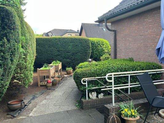 Seitenansicht mit Kellerabgang