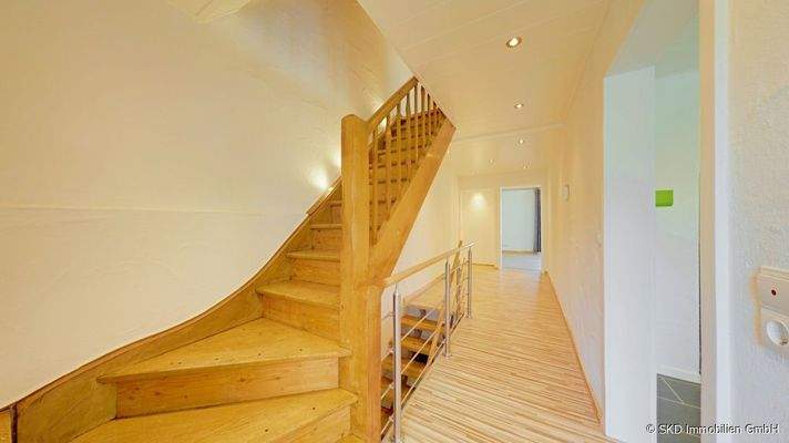 Flur mit Treppe ins Dachgeschoss