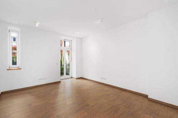 Büro mit Balkonzugang