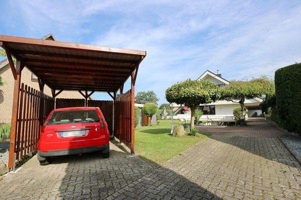 Carport mit Auffahrt